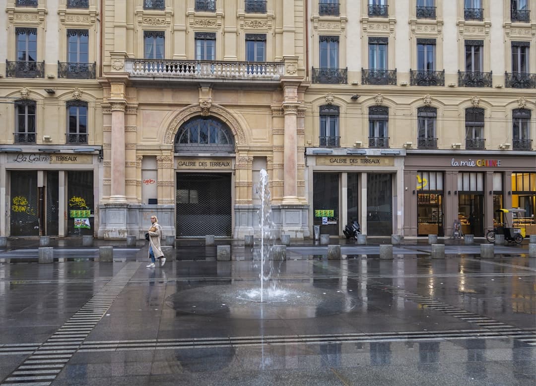 Lyon le matin. Place des terreaux à Lyon. L' Hôtel de Ville a été construit en 1646 par Simon Maupin. Lyon, grande ville carrefour de l'Europe, mystérieuse et lumineuse elle égaie le touriste par sa richesse culturelle et artistique et de par son histoire deux fois millénaire. Sur la droite le Palais des Arts. Sur la gauche, la fontaine du sculpteur Bartholdi. place réaménagée en 2018 et 2019 par Christian Drevet et Daniel Buren.